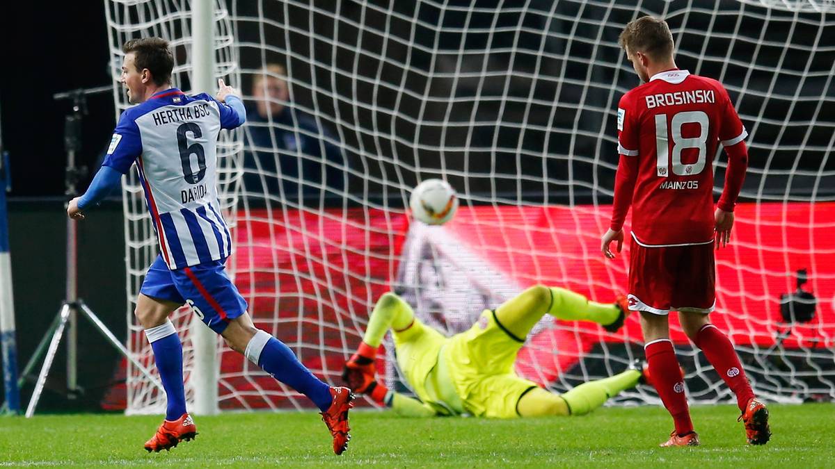 Der Ball schlägt in die untere linke Ecke ein - Loris Karius ist machtlos