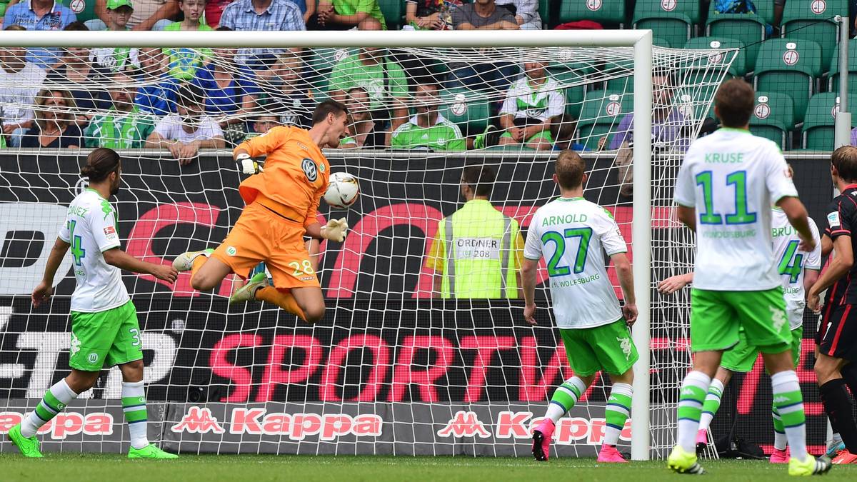 Wieder nur zwei Minuten danach antwortet die Eintracht: Neuzugang Stefan Reinartz nutzt seinerseits die Schläfrigkeit der Wolfsburger gegen den Ball, köpft am Wolfsburger Keeper Koen Casteels vorbei