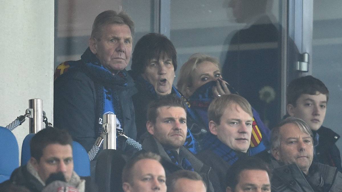 ... seine Schwester sowie sein Sohn sind extra nach Paderborn angereist. Auf der Tribüne wird kräftig mitgefiebert und mitgezittert. Nach 18 Minute darf dann zum ersten Mal gejubelt werden