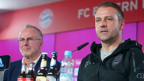 Hansi Flick (r.) hat seinen Vertrag beim FC Bayern bis 2023 verlängert