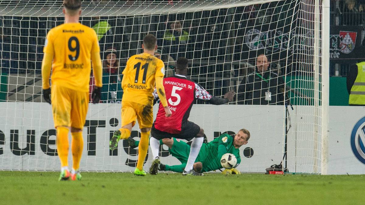 In Hannover wird derweil Frankfurts Schlussmann Lukas Hradecky zum Helden: In der Nachspielzeit hält der Finne einen Elfmeter von Salif Sane und sichert damit den Adlern den Einzug ins DFB-Pokal-Viertelfinale