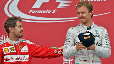 Sebastian Vettel (l. ) bleibt in dieser Saison bisher nur die Rolle des Gratulanten
