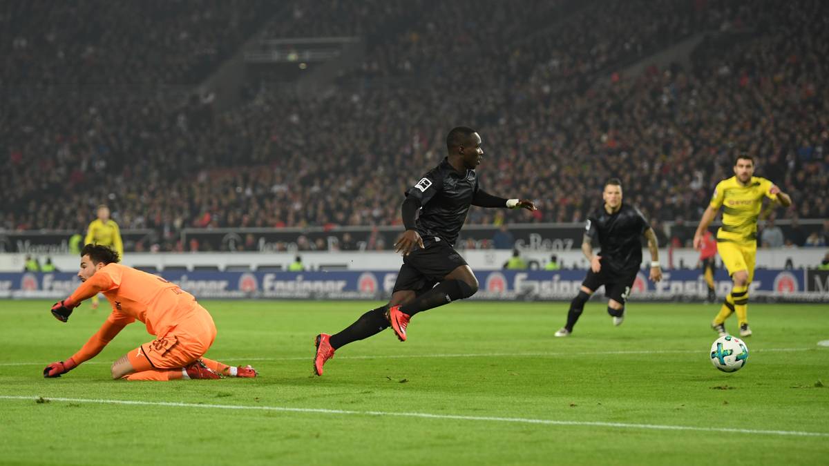 BUNDESLIGA - 12. SPIELTAG: Ein Rückpass von Marc Bartra bringt Bürki in arge Bedrängnis. Der Keeper kommt völlig unnötig aus seinem Kasten, lässt sich von Stuttgarts Chadrac Akolo den Ball abluchsen. Sekunden später steht es 0:1. Der BVB verliert am Ende 1:2