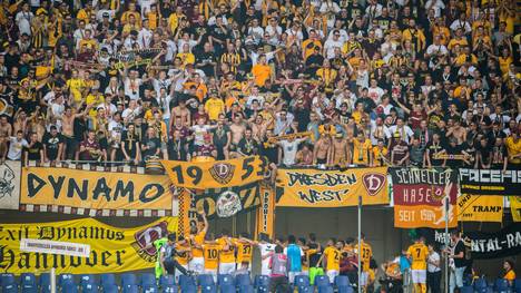 Spieler von Dynamo Dresden feiern mit den Fans einen Sieg in der 2. Bundesliga