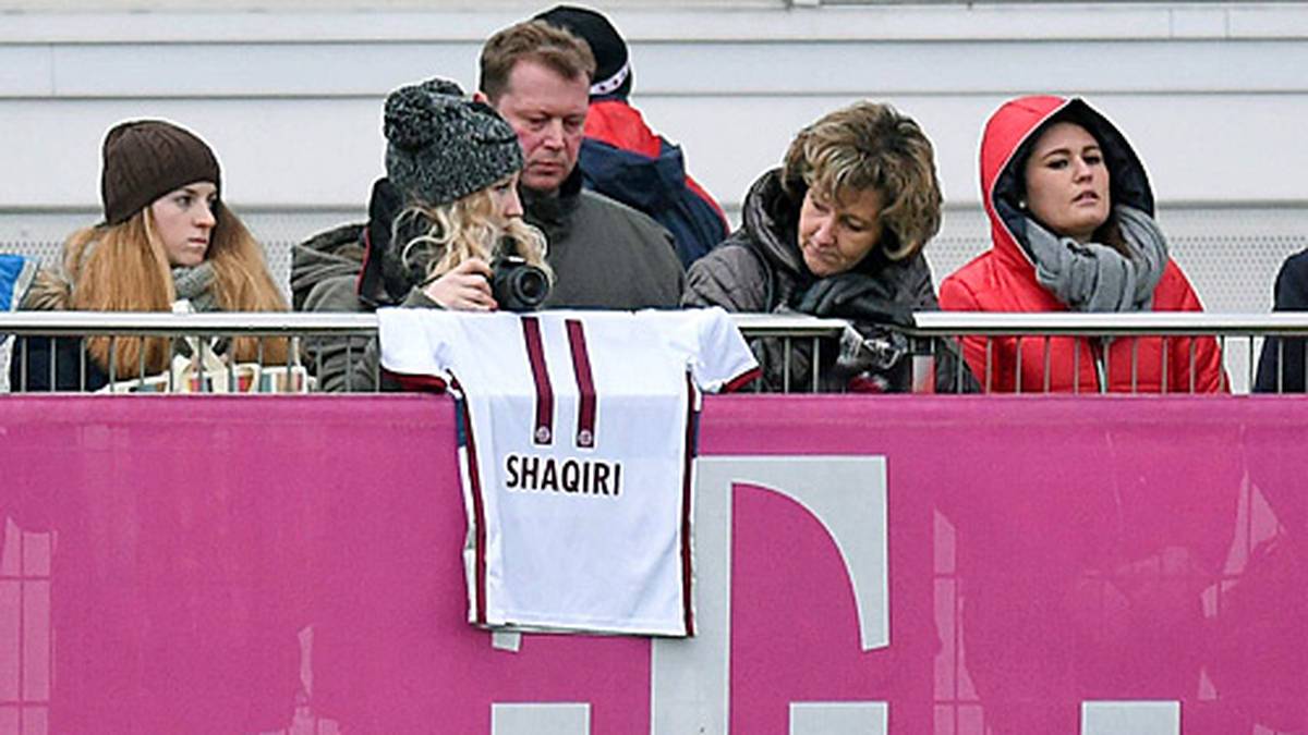 Kein Wunder, dass dieser weibliche Fan die vielleicht letzte Gelegenheit nutzen möchte, ein Autogramm des Schweizer Nationalspielers abzustauben