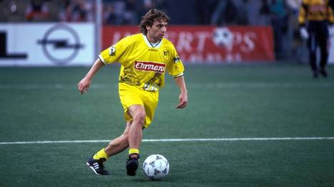 Der DFB-Hallenpokal, auch bekannt als Hallenmasters, war in den 1990er- und frühen 2000er-Jahren ein absolutes Highlight. Damals zockten noch die ganz großen Bundesliga-Stars alljährlich beim Budenzauber auf - so wie beim Hallenmasters-Finale 1995.