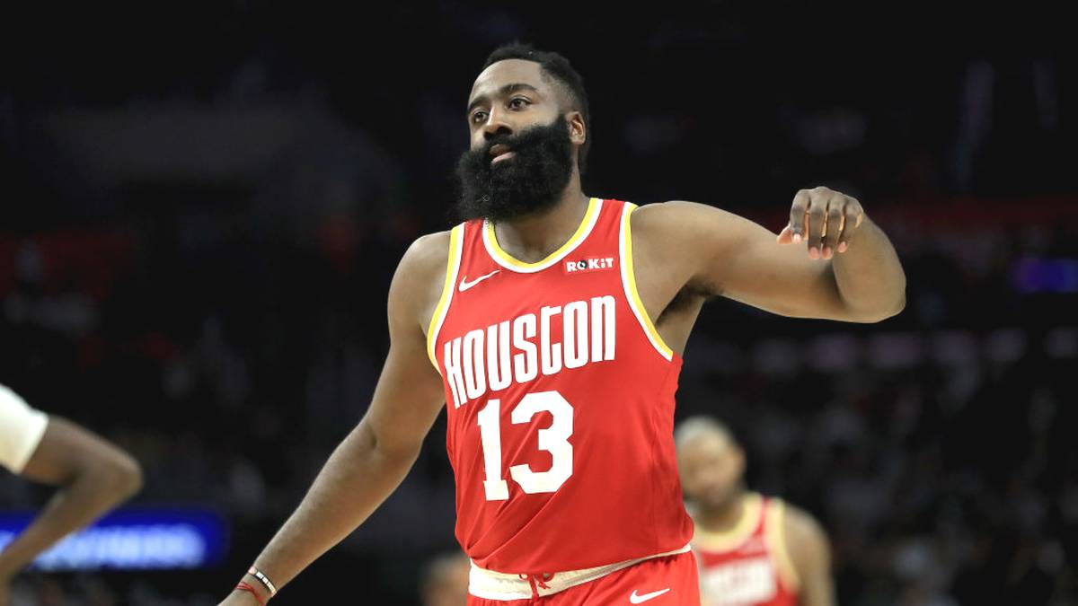 JAMES HARDEN: Die Scoring-Maschine der letzten Jahre. Der Step-Back-Dreier, mit dem er seine Gegner reihenweise zur Verzweiflung treibt, ist zu seinem Markenzeichen geworden. Könnte in dieser Saison mit 40 Punkten im Schnitt einen Rekord für die Ewigkeit aufstellen. Einziges Manko: Konnte weder die Thunder noch die Rockets zum Titel führen