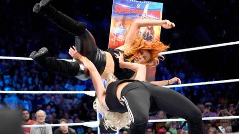 Charlotte Flair warf Becky Lynch bei WWE SmackDown Live durch ein Poster