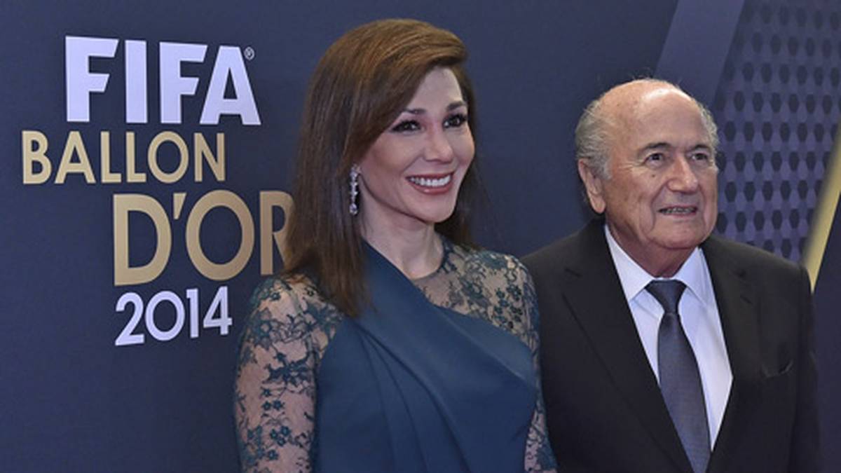 Wenig später füllt sich so langsam der rote Teppich. FIFA-Boss Sepp Blatter wird standesgemäß von seiner Freundin Linda Barras begleitet