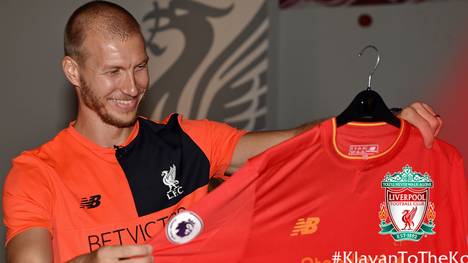 Ragnar Klavan freut sich über sein neues Trikot beim FC Liverpool
