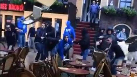 Marseille-Fans werfen mit Stühlen um sich