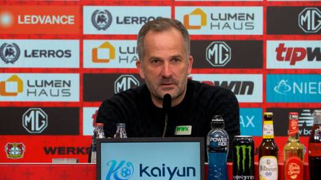 Nach dem Sieg gegen Bayer Leverkusen hebt Augsburg-Trainer Manuel Baum die Leistung von Finn Dahmen noch mal hervor und fordert einen WM-Kaderplatz für den 28-Jährigen.