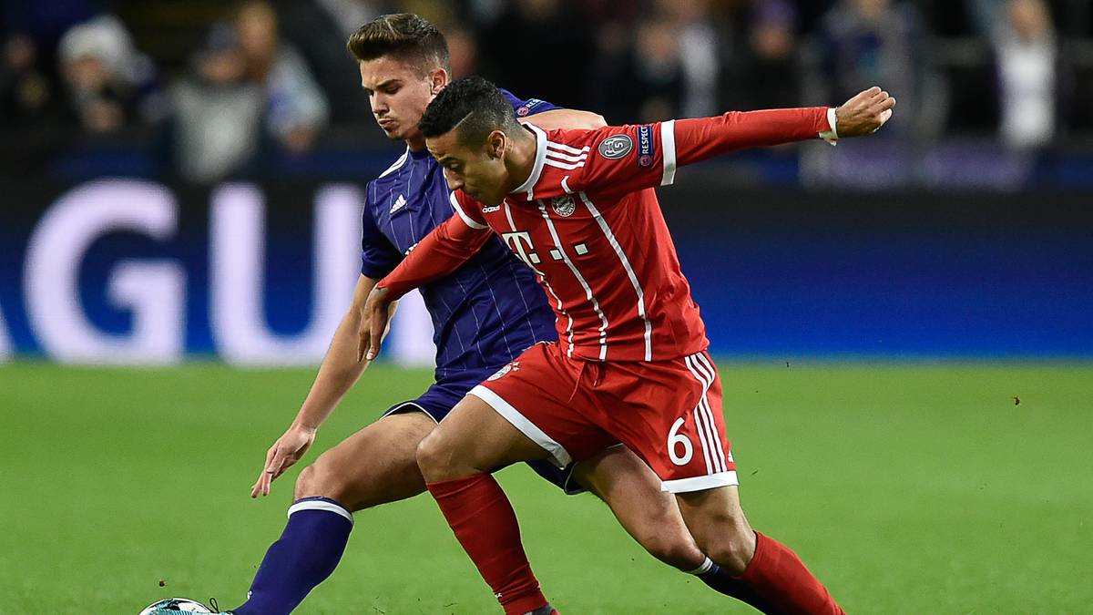 Gegen Anderlecht in der Champions League steht Thiago deswegen auch in der Startelf. Doch sein Einsatz ist nach 44 Minuten beendet. Thiago verlässt das Stadion auf Krücken, der FC Bayern gibt später bekannt, dass er einen Muskelteilriss im Oberschenkel erlitten hat