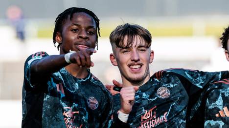 Der FC Bayern hat die Verträge der U17-Juniorennationalspieler Lennart Karl und Wisdom Mike verlängert.