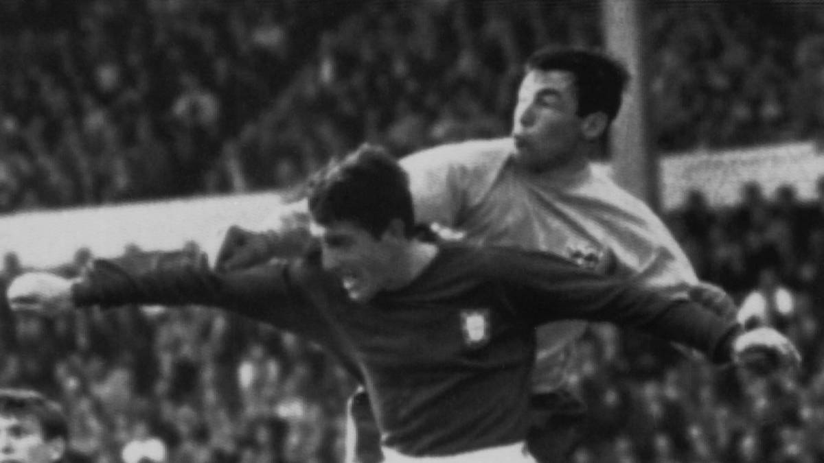 ... als durch eine spektakuläre Parade im Spiel des Titelverteidigers bei der WM 1970 gegen Brasilien. Einen vermeintlich unhaltbaren Kopfball Pelés kratzte Banks mit einem Hechtsprung aus dem unteren linken Toreck, Pelés Jubelschrei verstummte. England unterlag allerdings dennoch mit 0:1