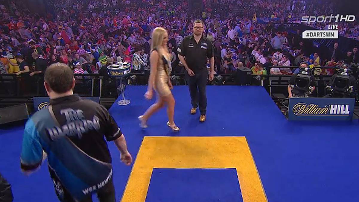 Sag' mal geht's noch? Du kannst doch hier nicht einfach durchlatschen! Beim Duell zwischen James Wade und Wes Newton stört dieses blondes Walk-on-Girl die Konzentration