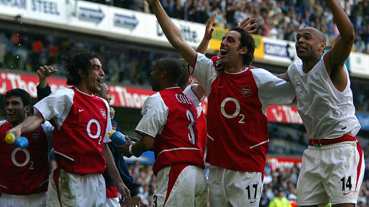 Zwischen 2003 und 2004 bleibt Arsenal 49 Pflichtspiele ungeschlagen, am Ende steht der Premier-League-Titel. Das legendäre Team um Henry, Patrick Vieira, Dennis Bergkamp und Co. geht als die "Invincibles", die Unbesiegbaren, in die Geschichte ein