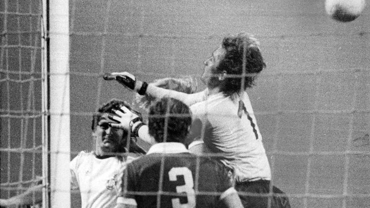 PLATZ 1: 6 TORE IN EINEM SPIEL. Dieses Kunststück, das dem Kölner Dieter Müller am 17. August 1977 beim 7:2-Sieg gegen Bremen gelingt, ist bis heute unerreicht in der Bundesliga. Seit Lewandowskis Tore-Gala gegen Wolfsburg muss aber selbst Müller um seinen Rekord fürchten.  Zu SPORT1 sagt er: "Ich habe immer gesagt, dass es nur ein Spieler von Bayern sein kann, der das schafft. Lewandowski oder Thomas Müller."