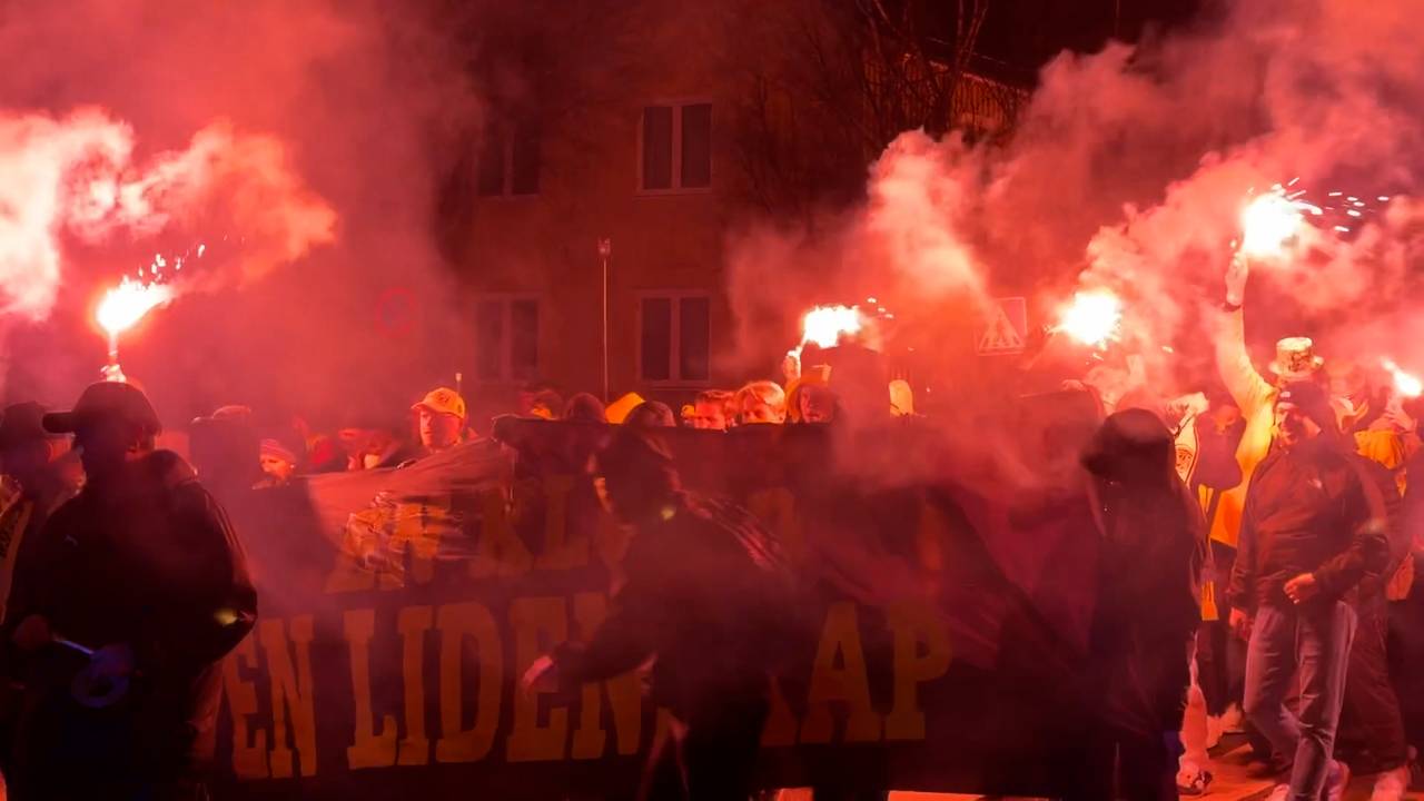Irre Bilder! Bodö-Fans mit beeindruckenden Fanmarsch