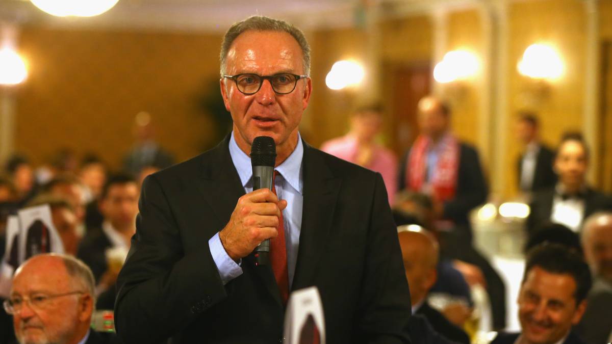 Beim Bankett im Teamhotel kurz nach Mitternacht herrscht eisige Stimmung. Rummenigge wird bei seiner Rede deutlich: "Ich glaube, es war eine ganz bittere Niederlage. Eine Niederlage, über die es auch zu sprechen gilt. Die es zu analysieren gilt und aus der wir auch in Klartext-Form Konsequenzen ziehen müssen"