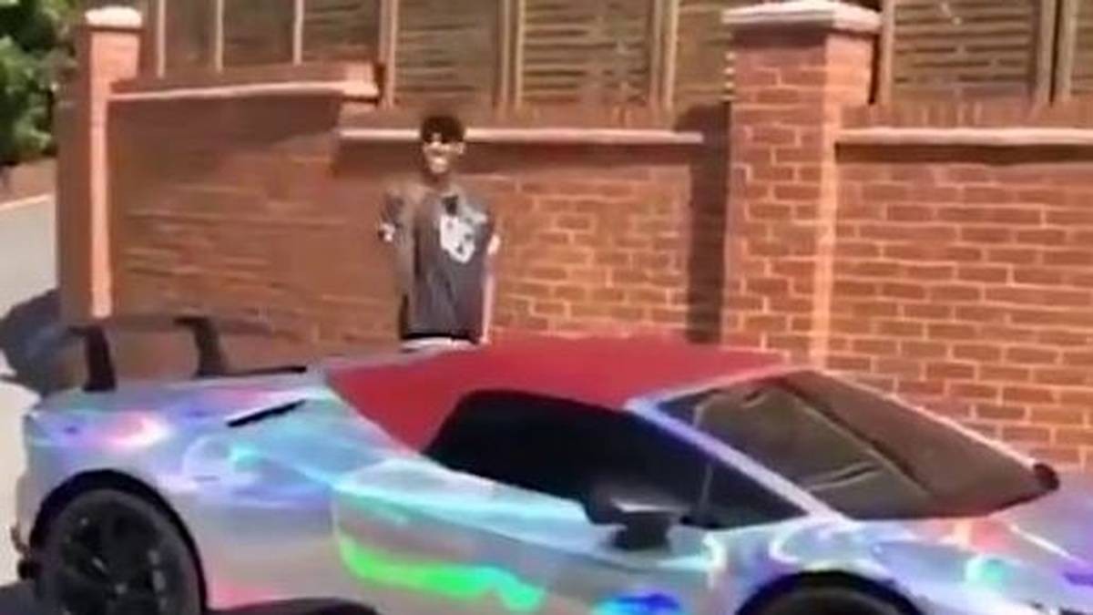 Die Antwort darauf bleibt Aubameyang bisher schuldig. Dafür kann man aber auf seinen Social-Media-Kanälen sehen, dass der 30-Jährige Luxusschlitten sammelt wie andere Briefmarken. Sein neuer Lamborghini Huracan kostet mehr als 260.000 Euro