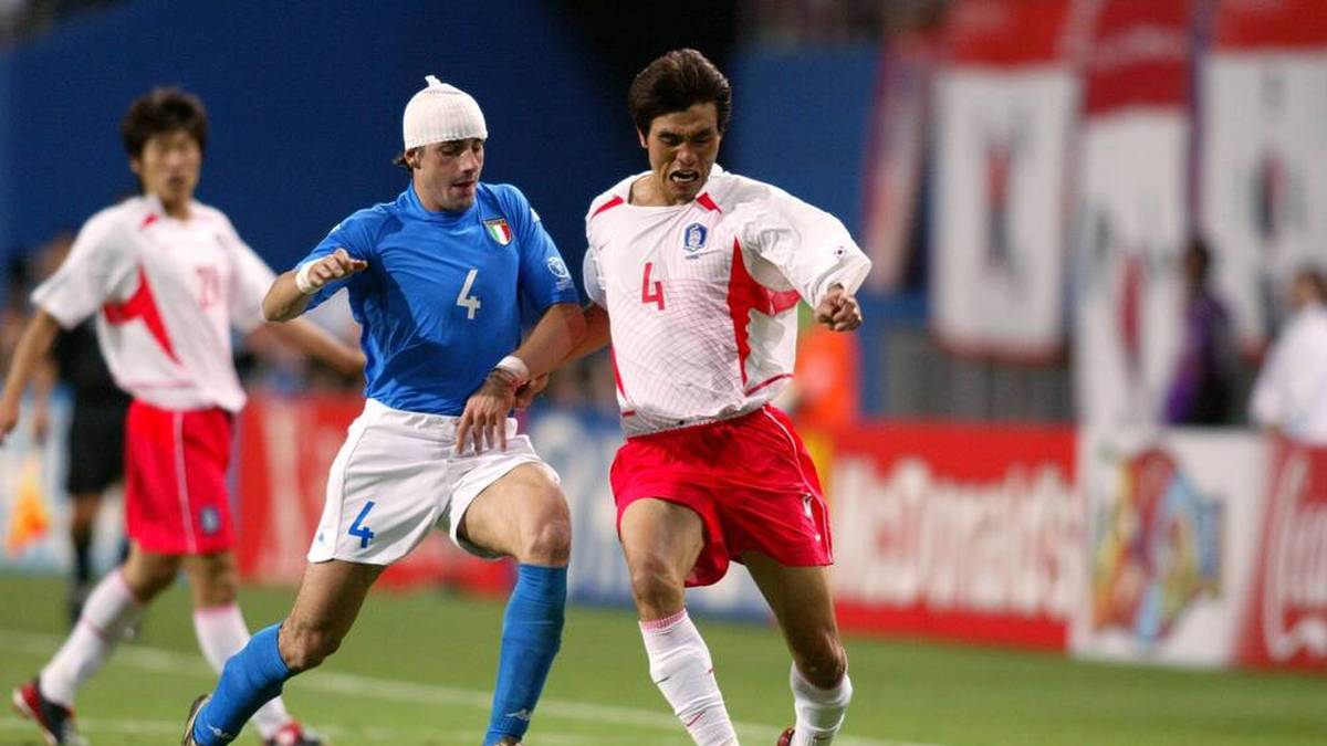 18. JUNI 2002, SÜDKOREA-ITALIEN 2:1 n.V. (ACHTELFINALE):
Da half auch das Weihwasser von Giovanni Trapattoni nichts: Der Italien-Legionär Jung-Hwan Ahn fügt den Azzurri mit seinem "Golden Goal" (116.) ein zweites "Corea" zu. Schuld aber war Byron Moreno. Der Referee "schenkte" Südkorea einen Elfmeter, "klaute" Italien ein Tor und zeigte Francesco Totti wegen angeblicher Schwalbe Gelb-Rot