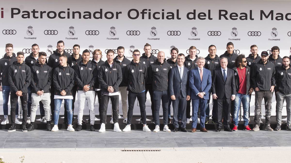 Strahlende Gesichter trotz sportlicher Krise: Zehn Punkte liegt Real Madrid in der spanischen Liga schon hinter Erzrivale FC Barcelona. Als kleines Trostpflaster gab es für die Königlichen nun aber zumindest neue Dienstwagen. SPORT1 zeigt die Karossen der Madrilenen