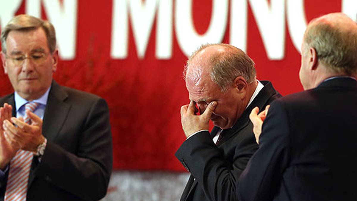 Im November stellt sich Hoeneß in der Jahreshauptversammlung den eigenen Mitgliedern und setzt sich einem ersten Stimmungstest aus. Der kann für Hoeneß kaum besser ausfallen: Die Anhänger stehen hinter ihm. Vorstandsboss Karl-Heinz Rummenigge: "Uli ist der Spiritus Rector des FC Bayern, ohne sein Zutun wäre der FC Bayern nicht das, was er ist und darstellt"