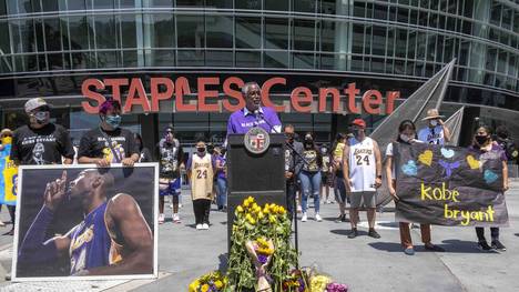 Ein Teil der Straße vor dem Staples Center der Lakers in Los Angeles wird nach Kobe Bryant benannt