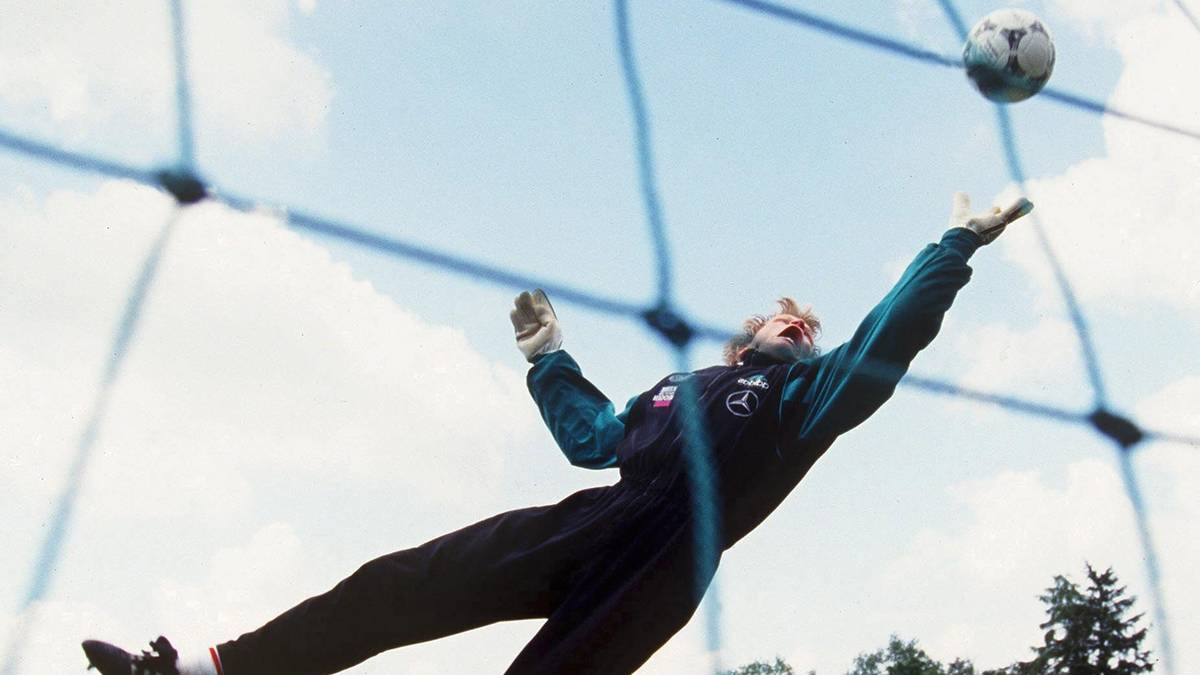 In den erweiterten Kreis der DFB-Torhüter rückte Kahn 1993, bei der WM 1994 reiste er als dritter Torwart hinter Bodo Illgner und Andreas Köpke mit nach Amerika