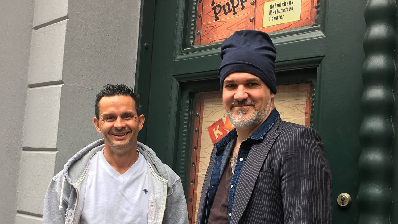 SPORT1-Reporter Reinhard Franke (r.) traf Dirk Schuster vor der Augsburger Puppenkiste