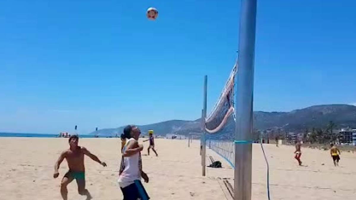 Ronaldinho kann auch im Urlaub nicht ohne Ball: Der frühere Barca-Star zockt mit Kumpels am Strand von Barcelona beim "Footvolley", einer Trendsportart aus Brasilien, die Beachvolleyball und Fußball verbindet