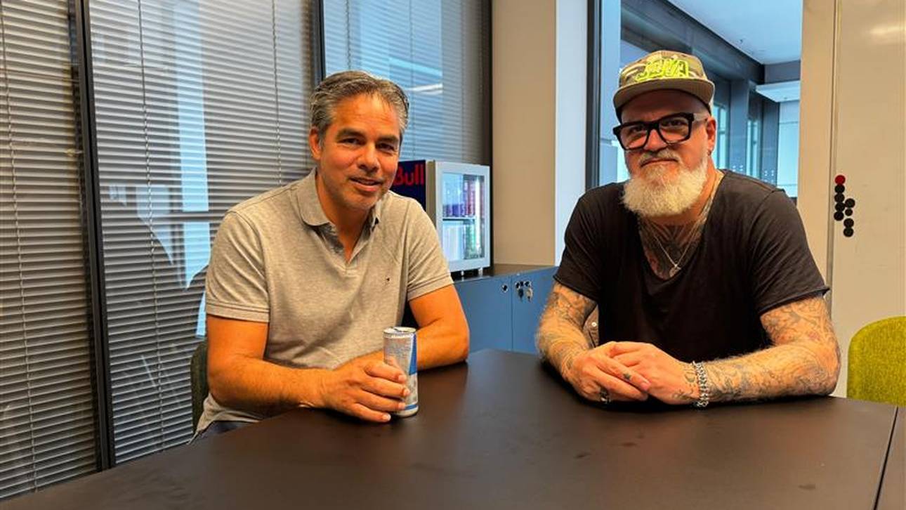 David Wagner (l.) empfing SPORT1-Reporter Reinhard Franke in Leipzig zum Interview