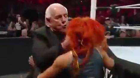 Ric Flair küsst Becky Lynch