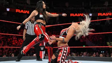 Dieser Tritt von WWE-Star Brie Bella gegen Liv Morgan ging mächtig schief