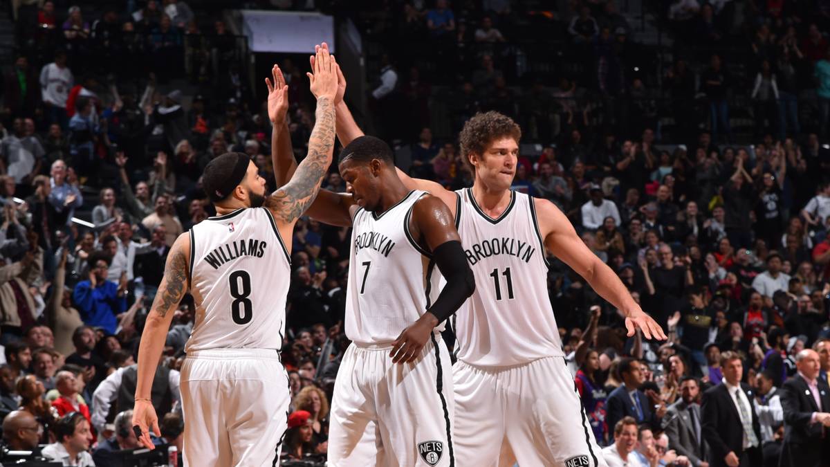 Auch bei den Spielern stimmt die Leistung. Deron Williams (r.), Joe Johnson (M.) und Brook Lopez besiegen die Toronto Raptors. Nach dem sechsten Erfolg in Serie sind die Playoffs zum Greifen nahe