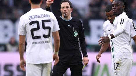 Nach seinem Platzverweis brannten bei Ramy Bensebaini die Sicherungen durch. Nun hat der DFB ein Urteil für die verbale Entgleisung des Algeriers bekannt gegeben.