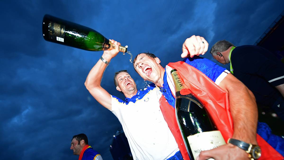 Henrik Stenson begießt Kollege Thorbjorn Olesen mit dem edlen Getränk. Die Europäer stehen vor einer langen Party-Nacht