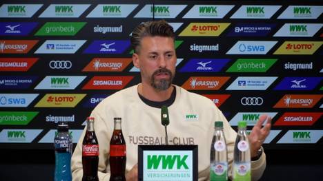 Zuletzt verlor Trainer Sandro Wagner mit dem FC Augsburg vier Spiele nacheinander. Auf der Pressekonferenz vor dem Spiel gegen Wolfsburg mehren sich die Fragen, wie der Coach damit umgeht.
