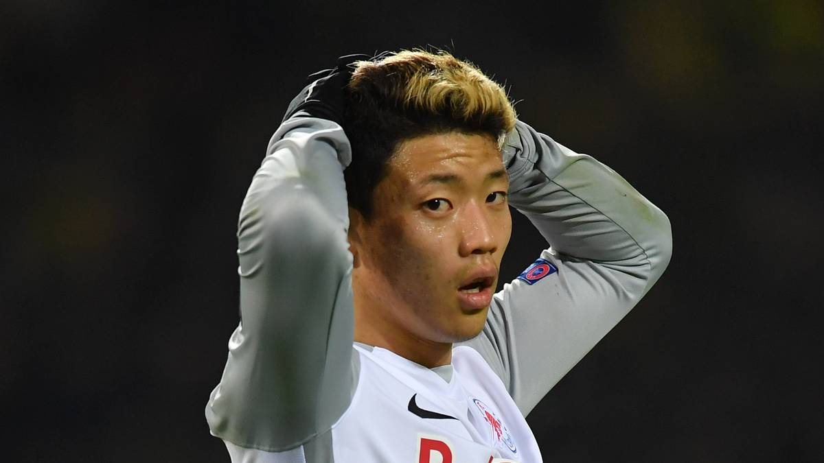 In der Nachspielzeit hat der Koreaner Hwang großes Pech, als der Salzburger Stürmer mit einem von Toprak abgefälschten Schuss nur den Pfosten trifft 