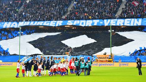 Fans des Hamburger SV feiern mit ihrem Team
