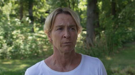 Die Befürchtungen haben sich leider bestätigt: Carolin Simon zog sich beim Freundschaftsspiel gegen Sambia einen Kreuzbandriss zu und fällt für die WM aus. Trainerin Voss-Tecklenburg reagiert emotional.