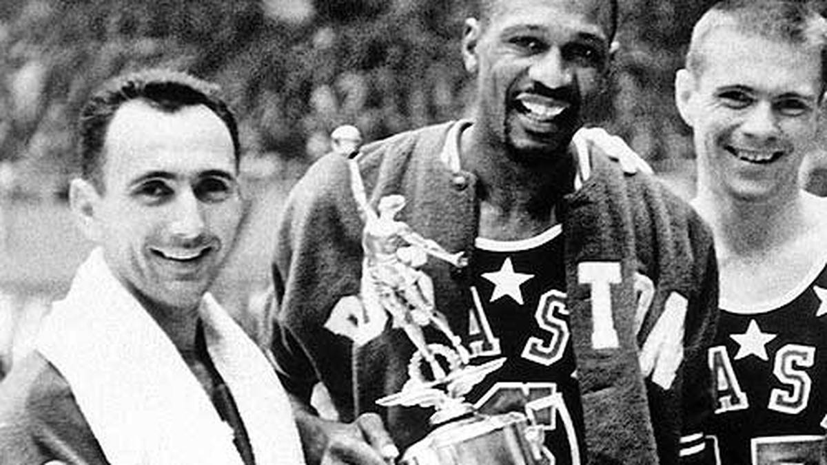 BILL RUSSELL: Von 1956 bis 1969 war Russell bei den Boston Celtics aktiv. Elf Meistertitel heimste der Defensiv-Spezialist in dieser Zeit ein. Von 61 bis 66 durfte er sich durchgehend Champion nennen. Bis heute hält er den Rekord für die meisten NBA-Titel. Zudem gewann er als Kapitän der Nationalmannschaft 1956 Olympisches Gold 