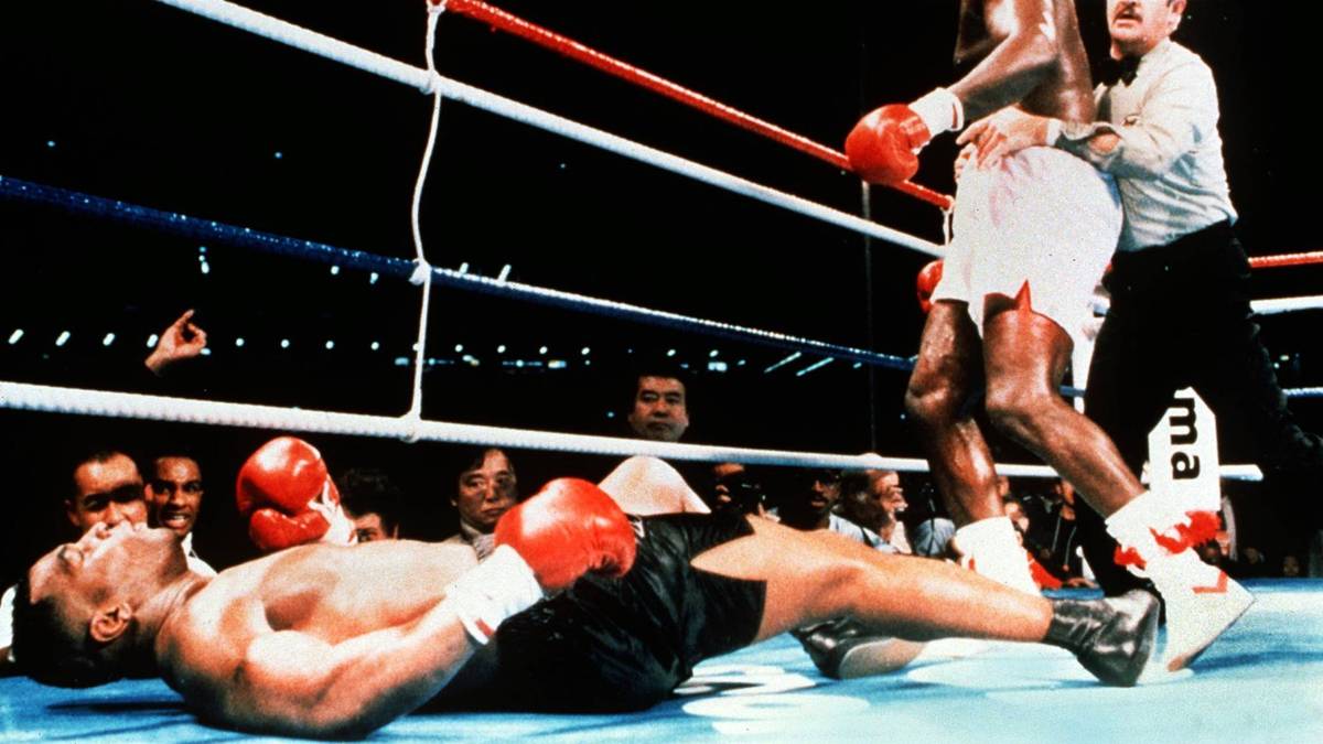 Am 10. Februar folgt auch der erste Tiefschlag im Ring: Tyson geht völlig überraschend gegen James Douglas in der zehnten Runde zu Boden. Der 23-Jährige verliert seinen WBC-Titel und viel Respekt