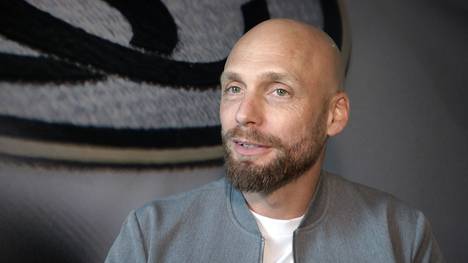 Die SV Elversberg spielt in der 2. Bundesliga um den Aufstieg mit. Im Winter haben die Saarländer trotzdem Top-Torschütze Younes Ebnoutalib an Eintracht Frankfurt verkauft. Sportvorstand Nils-Ole Book spricht über die Gründe für den Verkauf.