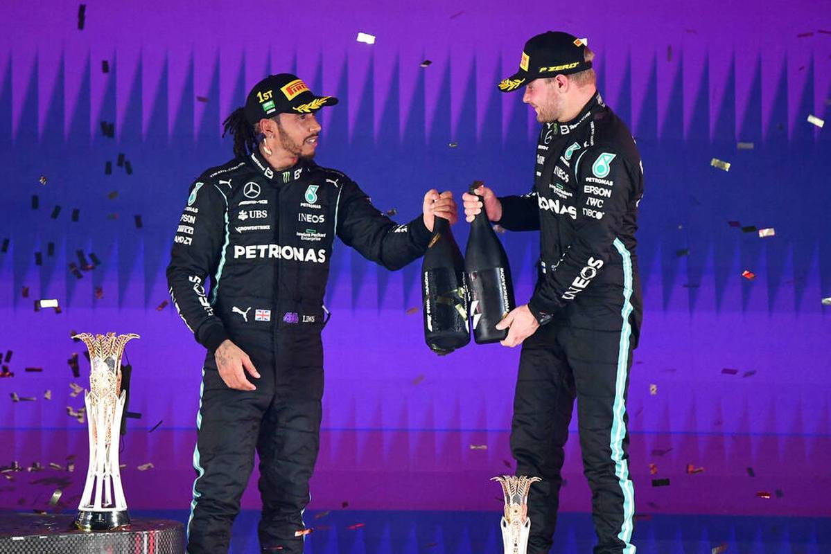 Lewis Hamilton und Valtteri Bottas feiern zusammen
