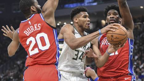 Giannis Antetokounmpo (m.) und Joel Embiid (r.) haben mit Verletzungen zu kämpfen 