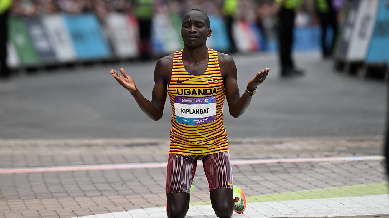 Victor Kiplangat gewinnt den Marathon bei den Commonwealth Games trotz eines Fauxpas