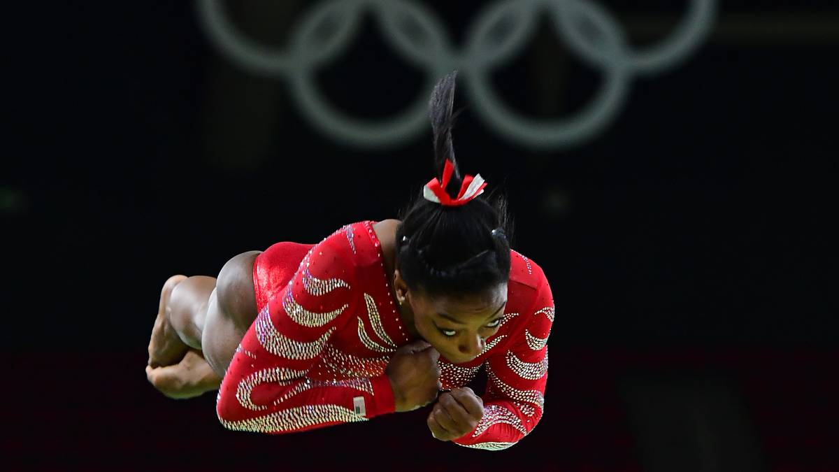 Das Ziel immer fest im Blick: Die US-Amerikanerin Simone Biles wirbelt durch die Luft
