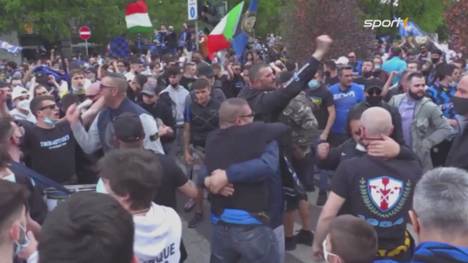 Circa 30.000 Fans haben den 19. Titelgewinn von Inter Mailand gefeiert. Der Mailander Domplatz wurde zum blau-schwarzen Fahnenmeer. Am Ende musste die Polizei die Meisterparty auflösen.